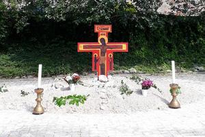 Marktplatz mit Kreuz im Altar aus Sand