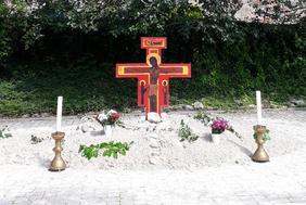 Marktplatz mit Kreuz im Altar aus Sand