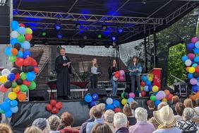 Der Pastor mit den Jugendlichen 