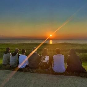 Gruppe im Sonnenuntergang