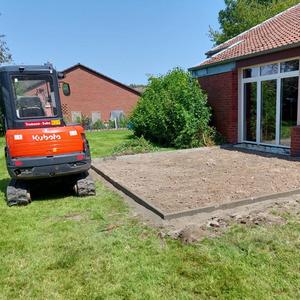 Vorbereitung Bau der Terasse vor der neuen Türe